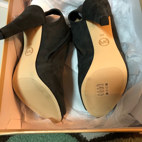 Michael Kors pero toe booties. NWT! Size 9. Gray. - Picture 4 of 4
